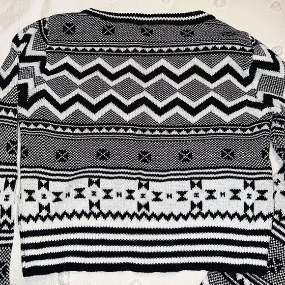 Unique pattern sweater - Picture 3 of 4